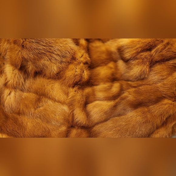 Luxurious Vintage Mink Stole - Picture 4 of 11